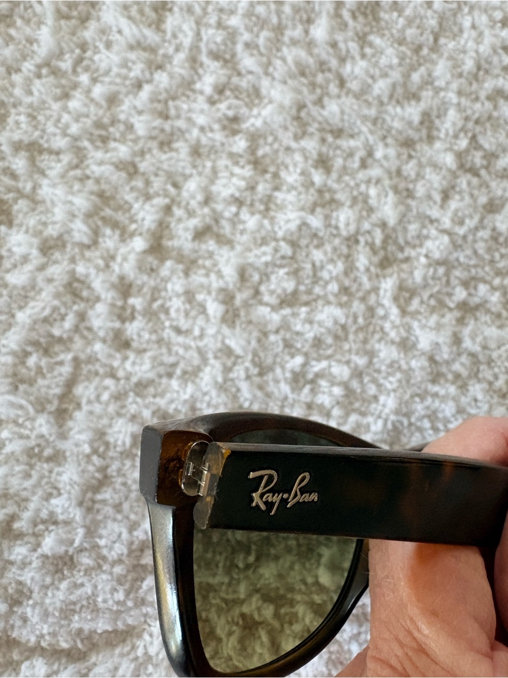 Ray-Ban New Wayfarer Classic
Tortoise Frame with Polarized Green Lenses RB 2132 - Picture 13 of 15